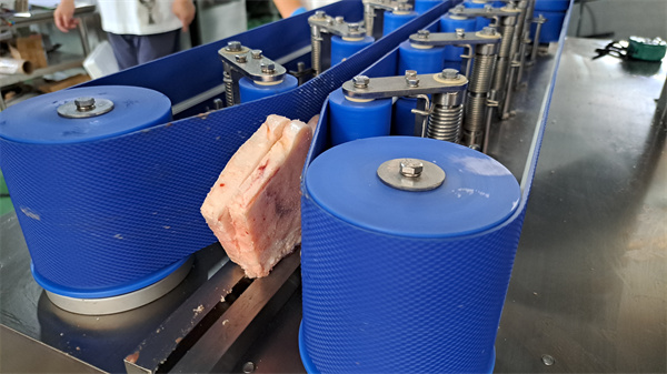 凍雞鴨開(kāi)半，豬腳劈半通用的輸送帶自動(dòng)鋸骨分半機(jī) 